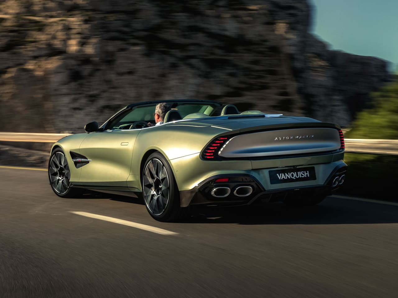 Nouvelle Aston Martin Vanquish V12 : Aussi en version Volante