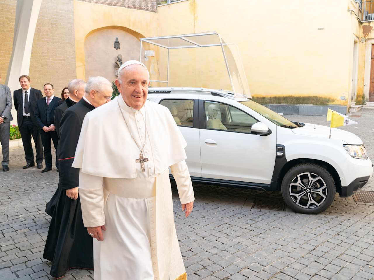 GROUPE RENAULT DELIVERS AN EXCLUSIVE DACIA TO POPE FRANCIS