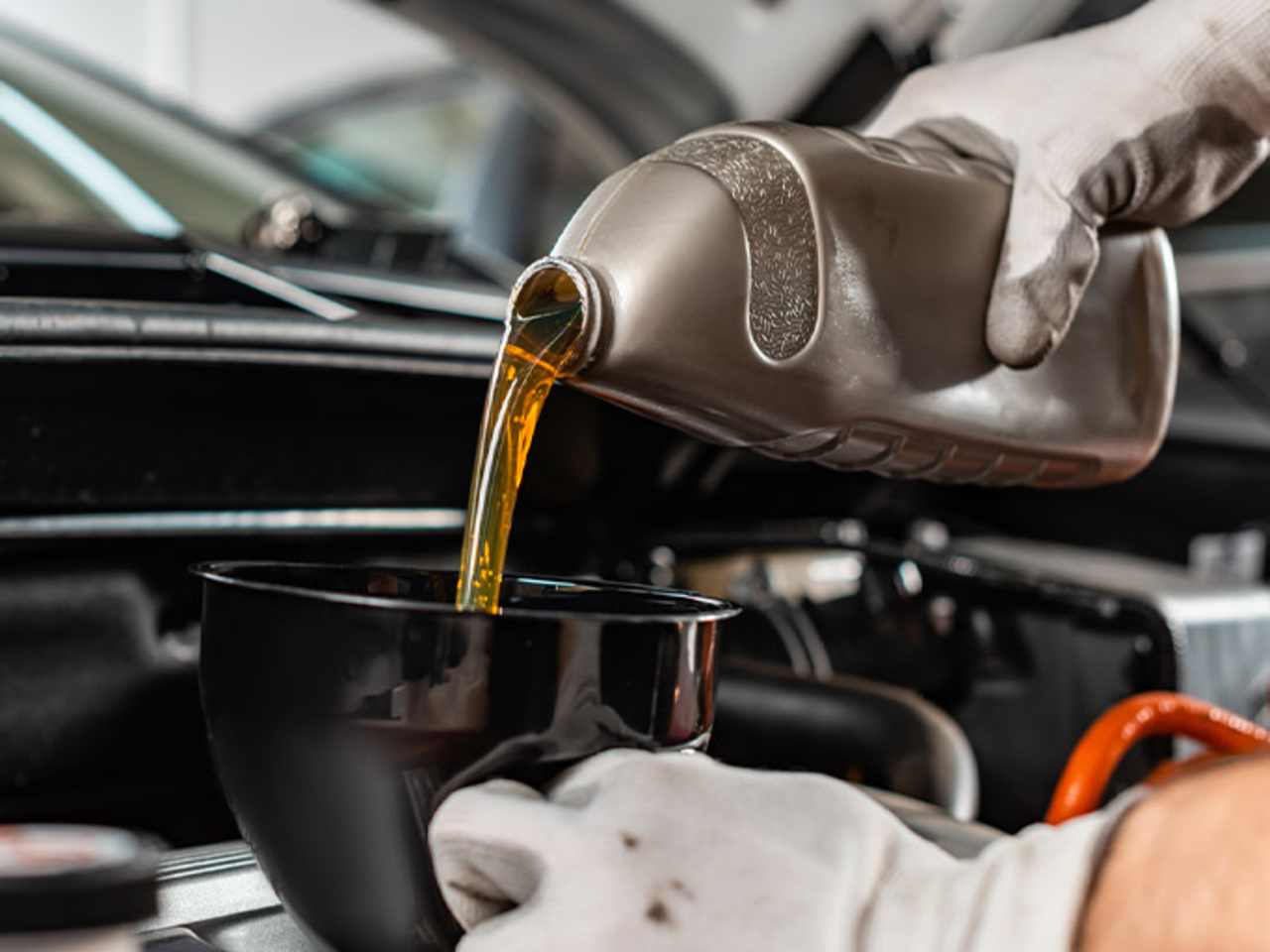 Get 5 Litres of oil FREE with any Renault OE Service kit