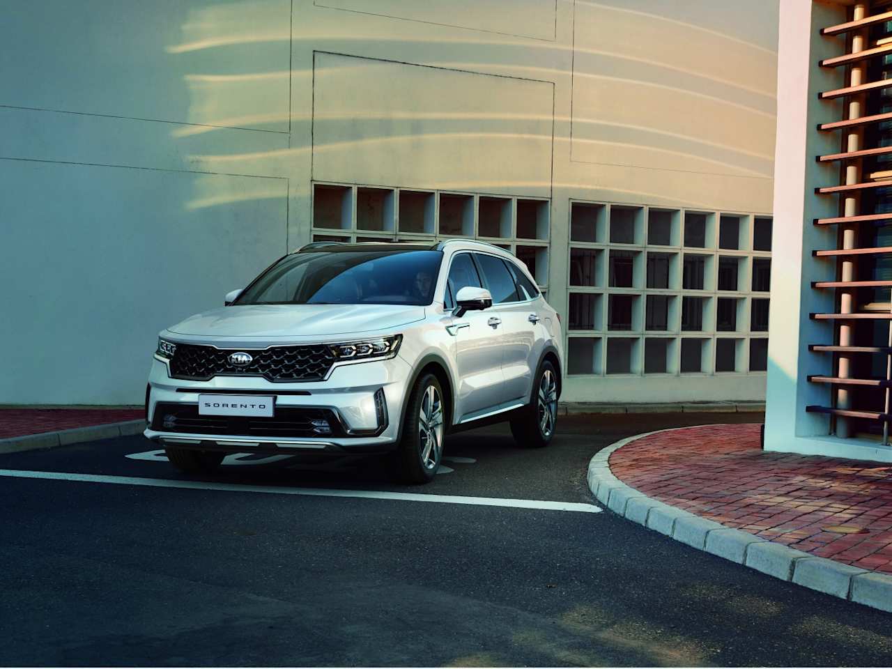 KIA REVEALS FIRST IMAGES OF NEXT-GENERATION SORENTO
