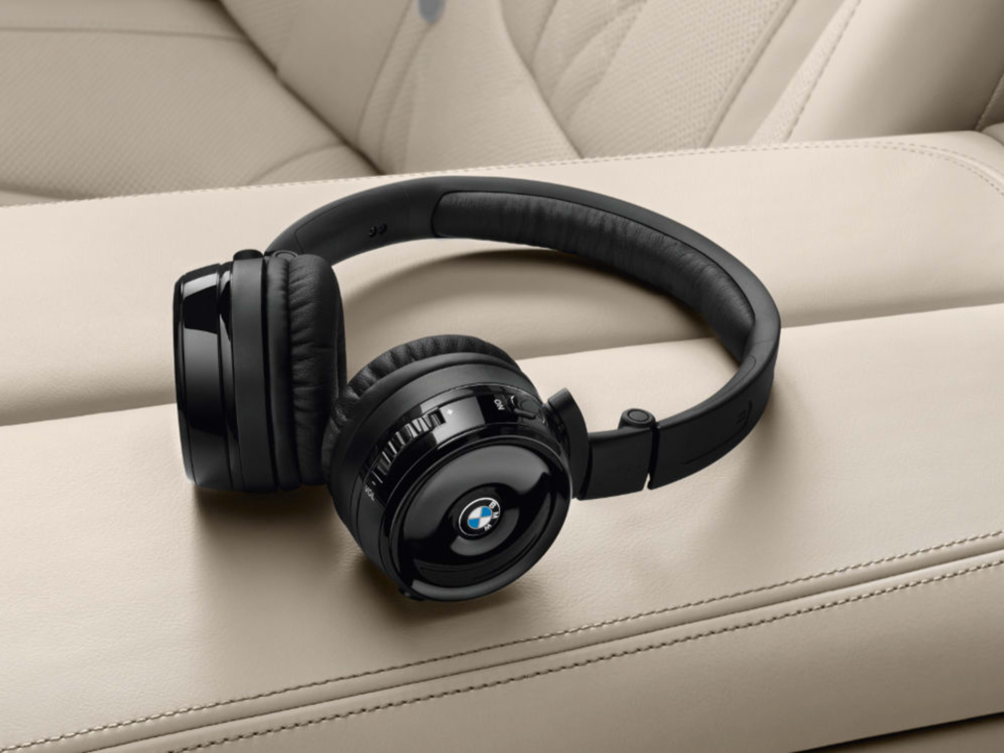 BMW ON-EAR RADIO HEADPHONES. | BMW