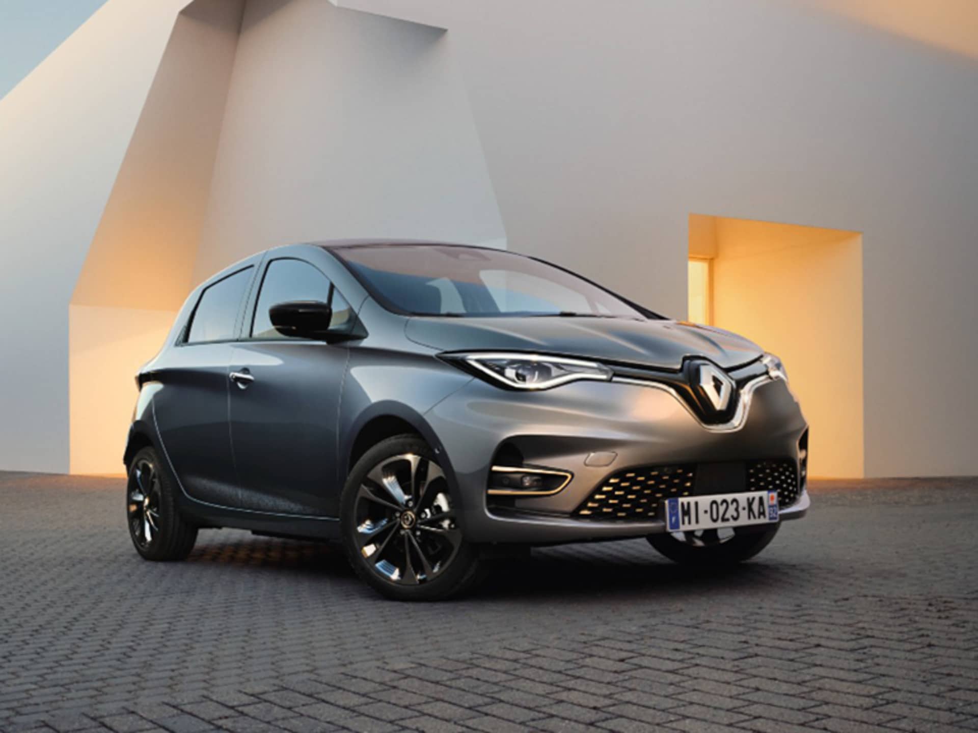 How long does it take shop to charge a renault zoe
