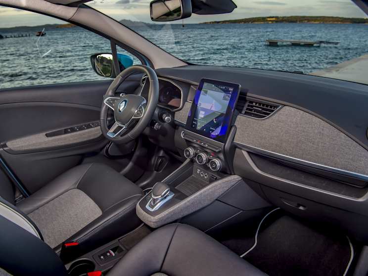 renault zoe wins best small electric car at the 2020 whatcar awards glyn hopkin renault