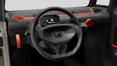 Citroën Ami Spicy 2025 : détail volant et écran compteurs