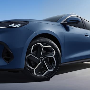 ‘Flying axe’ alloy wheels 