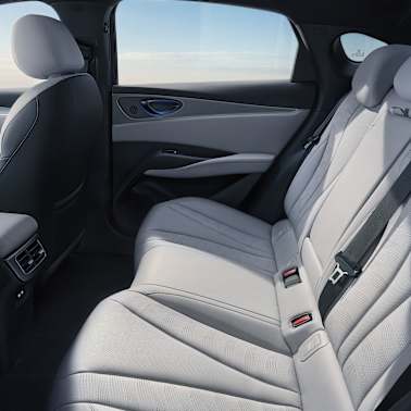 Comfortable rear-seat space 