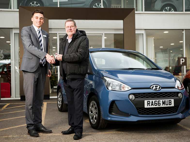 Hyundai Motor Uk Celebrates First Click To Buy Handovers