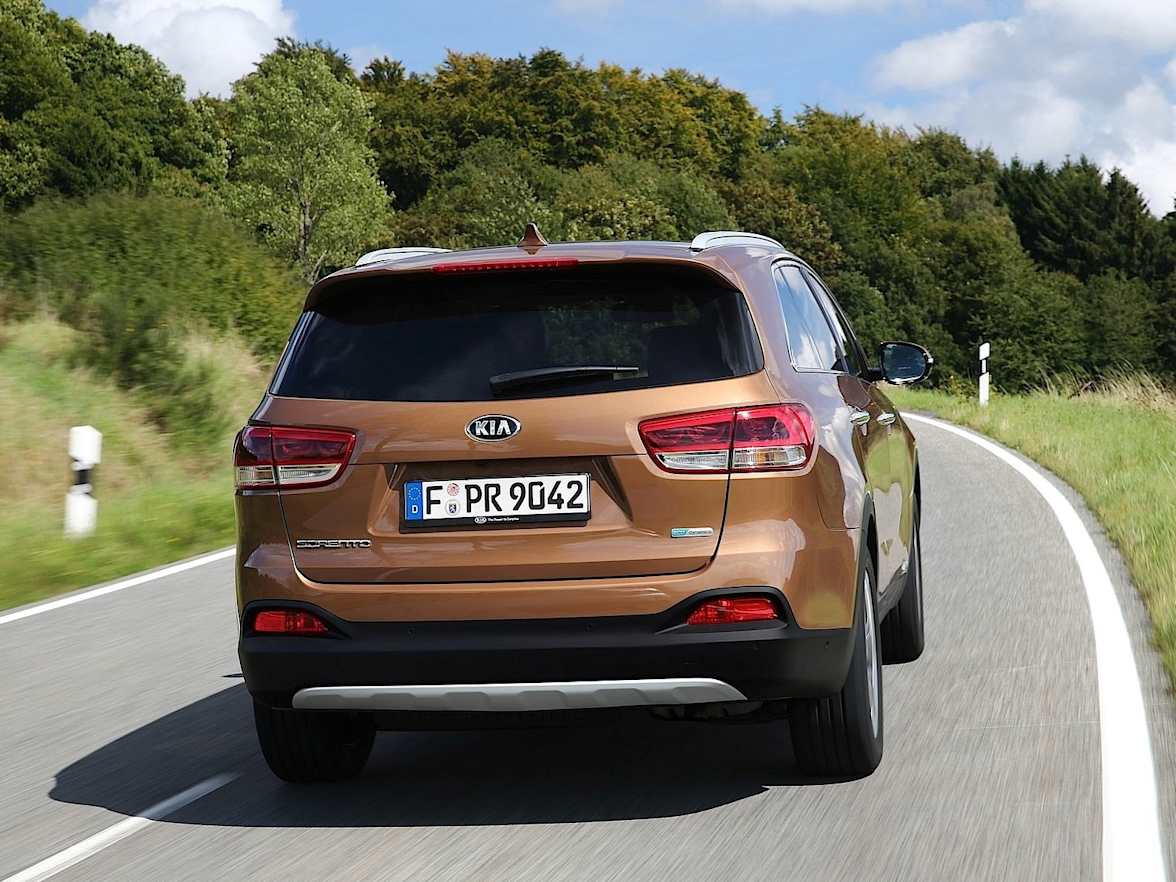 Kia Sorento: Operation of the rear parking assist system Kia Sorento: Operation of the rear parking assist system