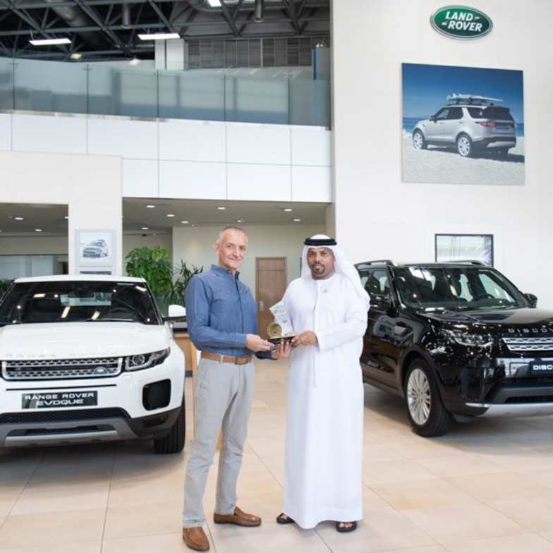 نادي دبي لسباقات الهجن يكرم الطاير للسيارات الطاير لاند روفر