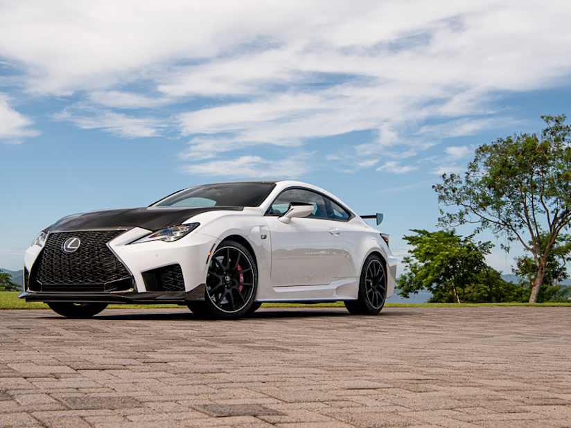 سيارة لكزس Rc F الرياضية 2021 للبيع في الامارات لكزس