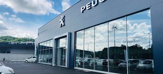Vue extérieure de la concession Peugeot Le Puy-en-Velay