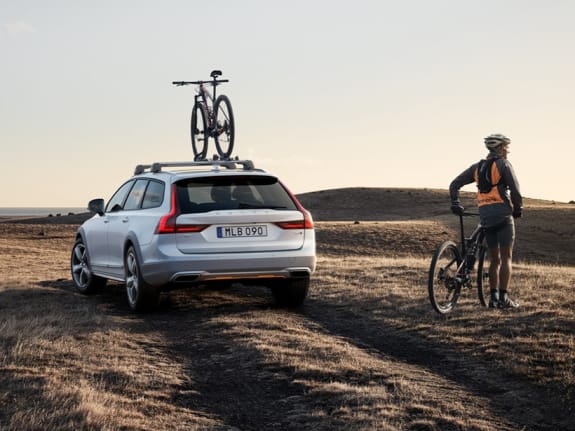 Volvo V90 Cross Country shown with a roof mounted bicycle arrier