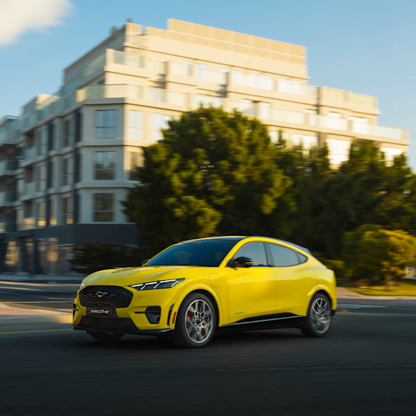 فورد موستانج ماك إي 2025 أداء رياضي