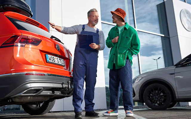 Volkswagen service adviser talking with a customer outside the service centre – Camerons Volkswagen, Perth
