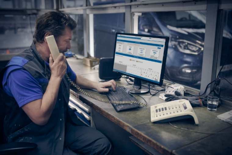 Ford Pro™ Service technician