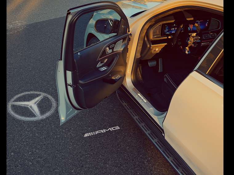 İşıqlandırmalı və AMG loqosu proyeksiyalı AMG astanaları