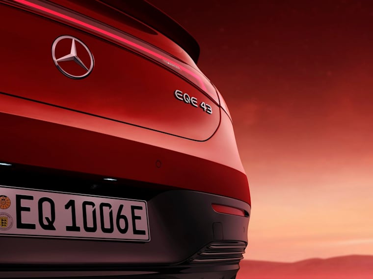 AMG spoyler kənarı və "AMG" yazısı
