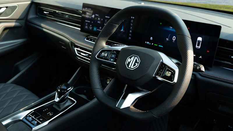 MG HS Hybrid+ Trophy interior