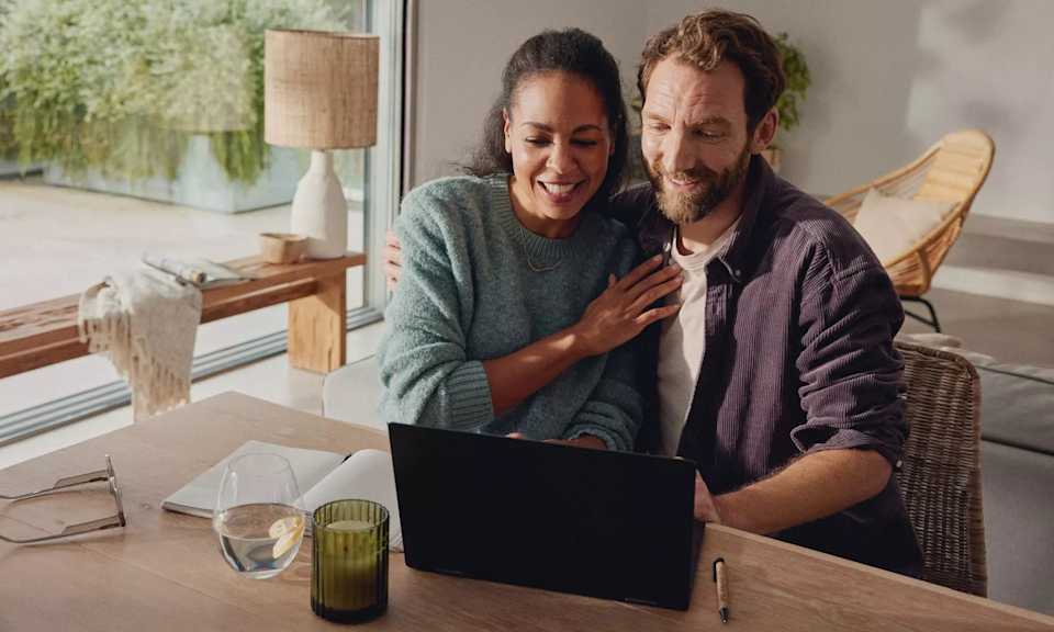 Couple buying a Volkswagen Service Plan online – Camerons Volkswagen, Perth